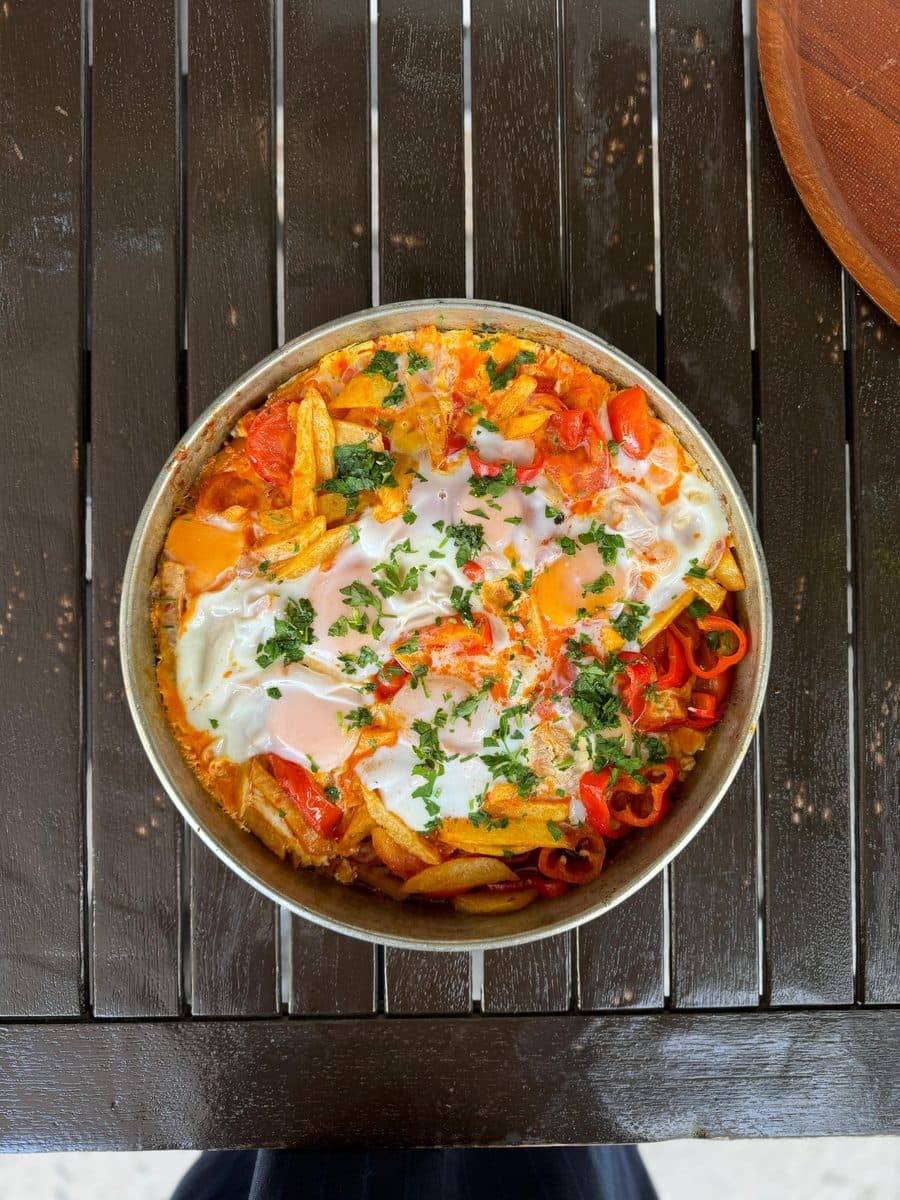 Bakır sahanda menemen, ahşap masada üstten görünüm